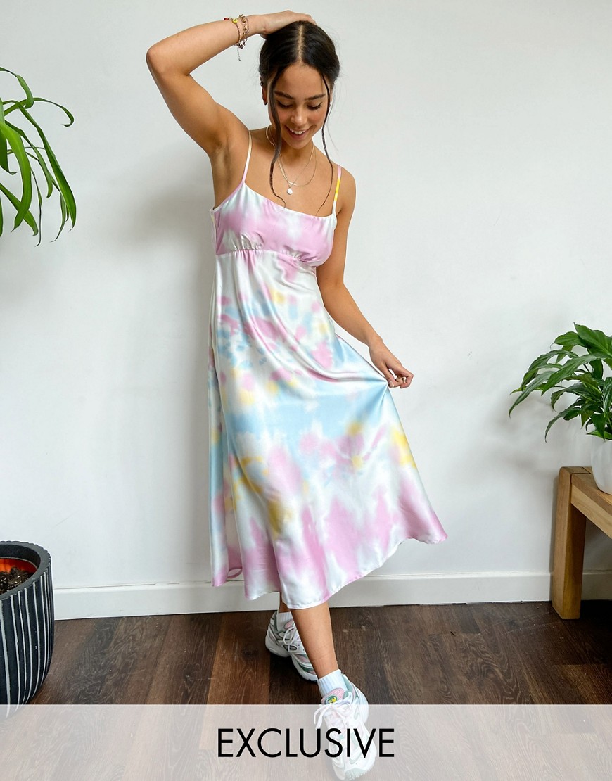 Kolorowa satynowa sukienka midi na ramiączkach z odkrytymi plecami i efektem tie dye 40 Kolorowa-satynowa-sukienka-midi-na-ramiaczkach-z-odkrytymi-plecami-i-efektem-tie-dye-40