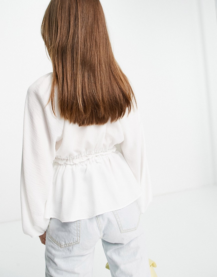 Kremowa-bluzka-z-dlugimi-rekawami-dekoltem-V-44-1 Kremowa-bluzka-z-dlugimi-rekawami-dekoltem-V-44