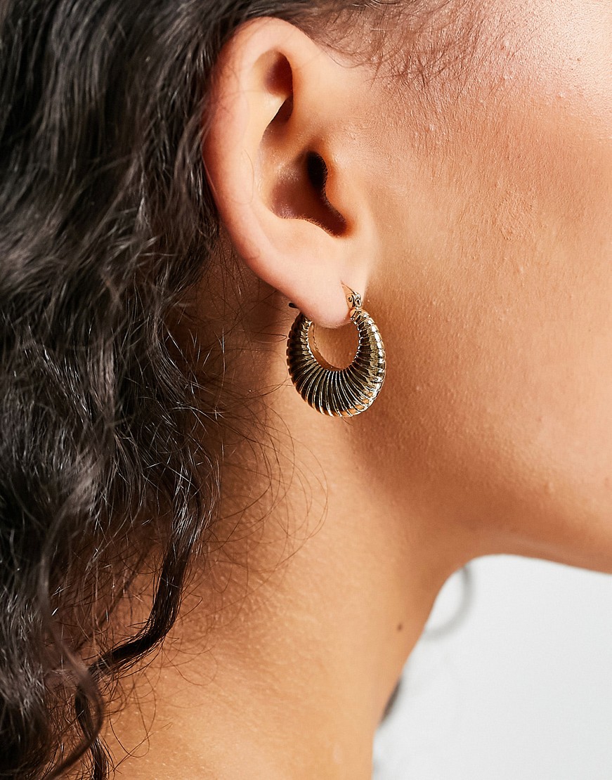 Liars-Lovers-pofaldowane-kolczyki-kola-w-kolorze-zlotym-2 Liars--Lovers-pofaldowane-kolczyki-kola-w-kolorze-zlotym