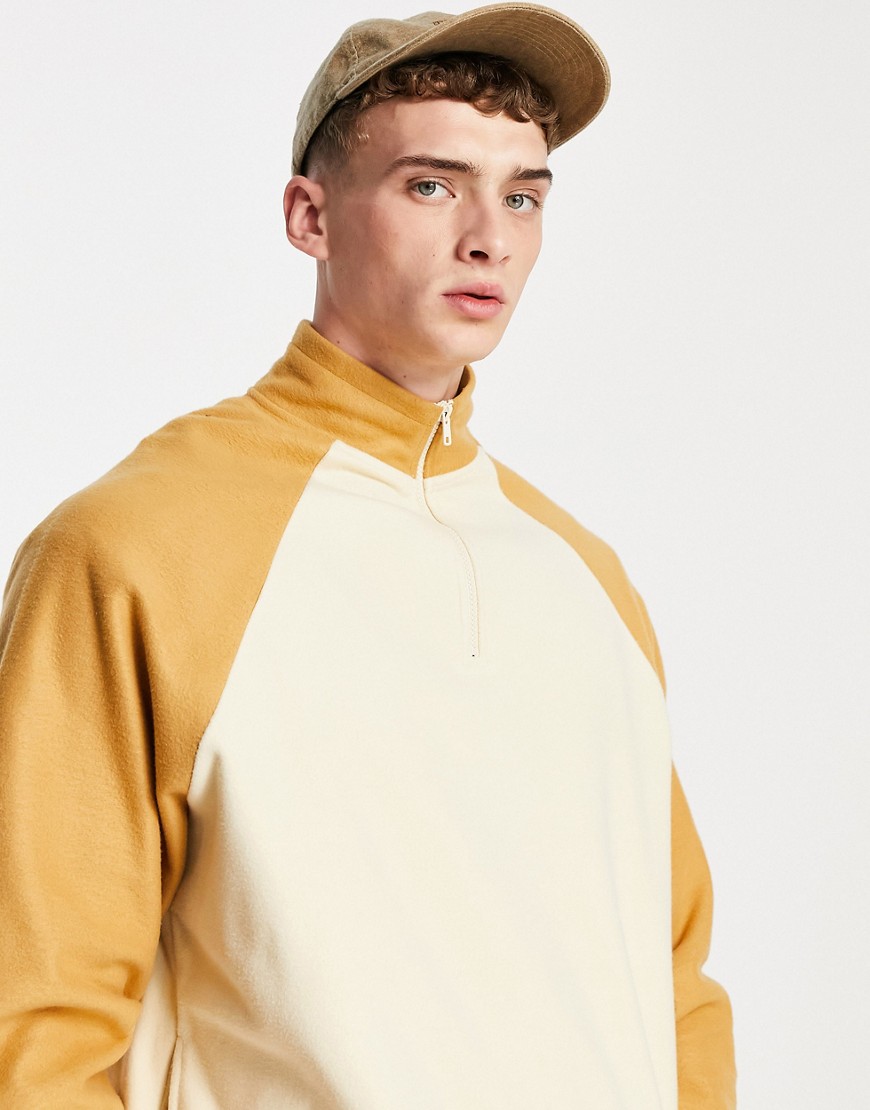 Meska-kremowa-polarowa-bluza-oversize-z-zamkiem-pod-szyja-i-kontrastowymi-rekawami-defekt-XXL-1 Meska-kremowa-polarowa-bluza-oversize-z-zamkiem-pod-szyja-i-kontrastowymi-rekawami-defekt-XXL