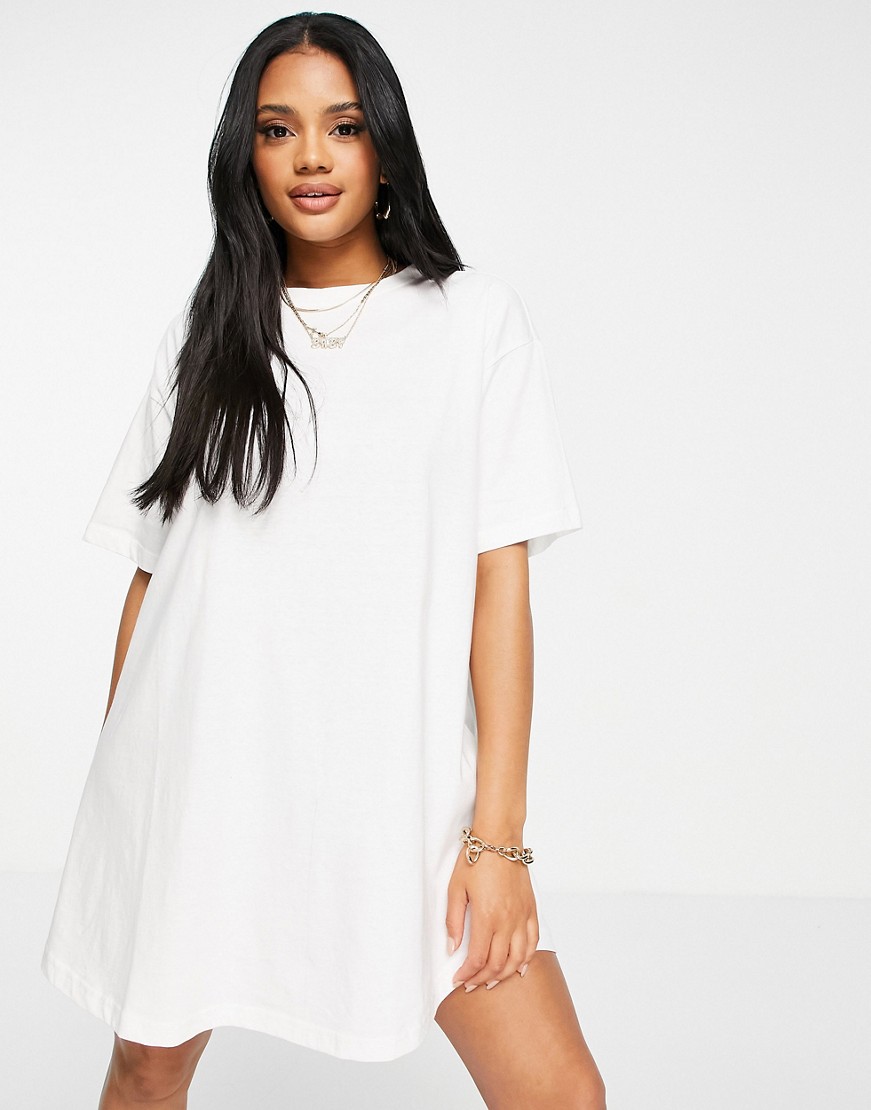 Night-Addict-T-shirtowa-sukienka-oversize-z-nadrukiem-na-plecach-biala-defekt-S-1 Night-Addict-T-shirtowa-sukienka-oversize-z-nadrukiem-na-plecach-biala-defekt-S