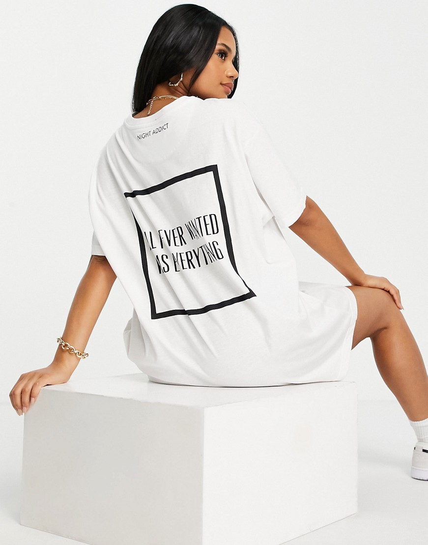 Night Addict T-shirtowa sukienka oversize z nadrukiem na plecach biała defekt S Night-Addict-T-shirtowa-sukienka-oversize-z-nadrukiem-na-plecach-biala-defekt-S