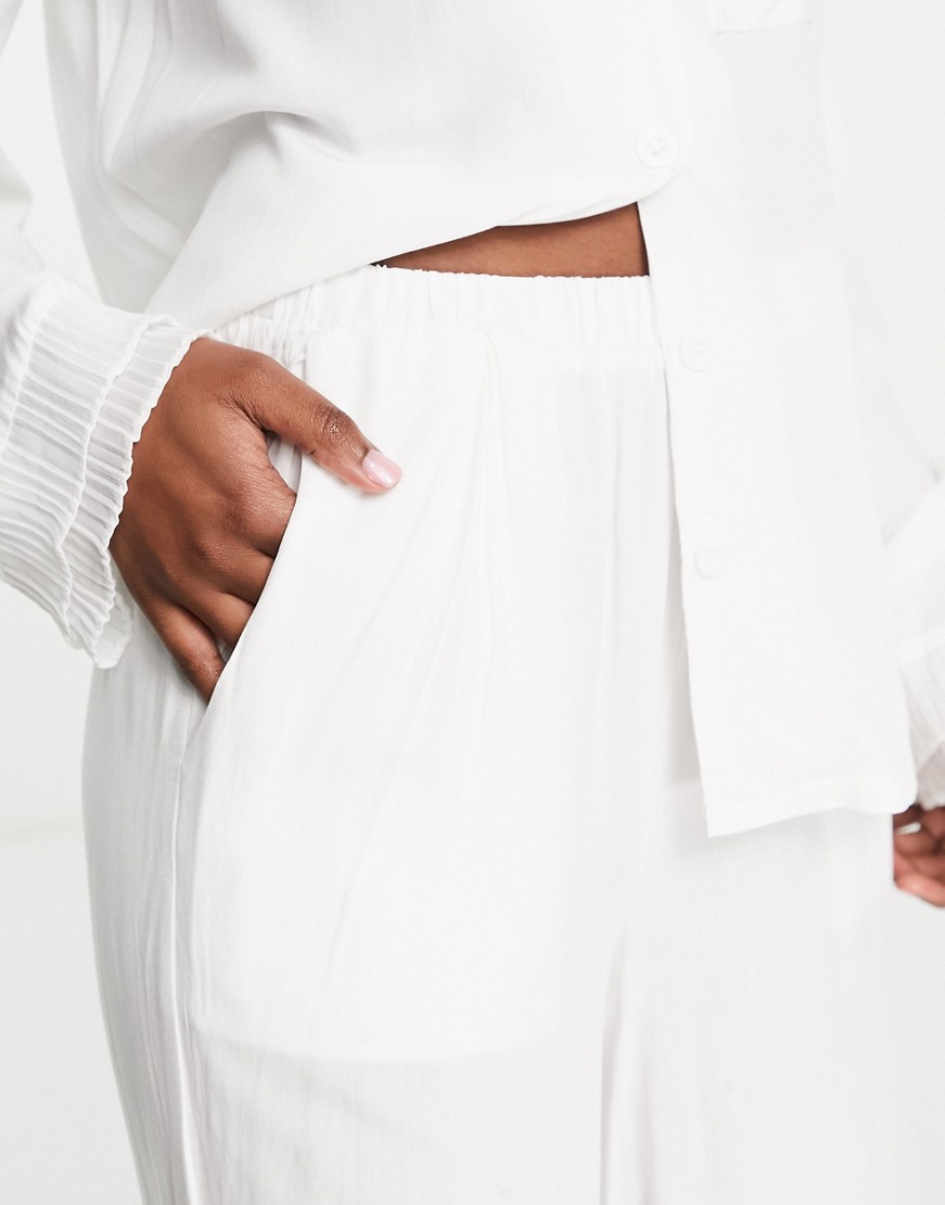 Night-biala-bawelniana-pizama-wykonczona-falbanka-40-2 Night-biala-bawelniana-pizama-wykonczona-falbanka-40