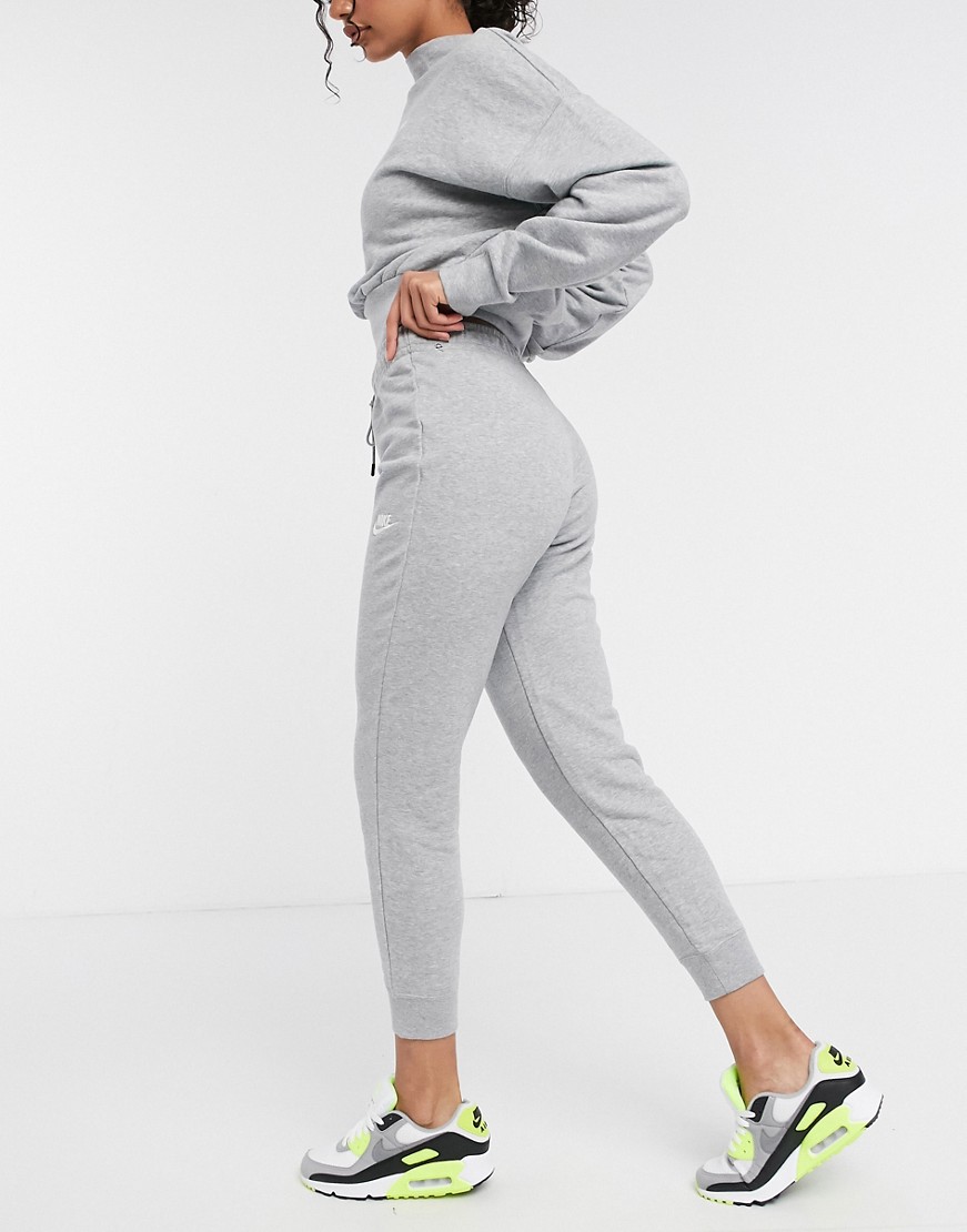 Nike-Essentials-szare-joggersy-o-dopasowanym-kroju-M-1 Nike-Essentials-szare-joggersy-o-dopasowanym-kroju-M