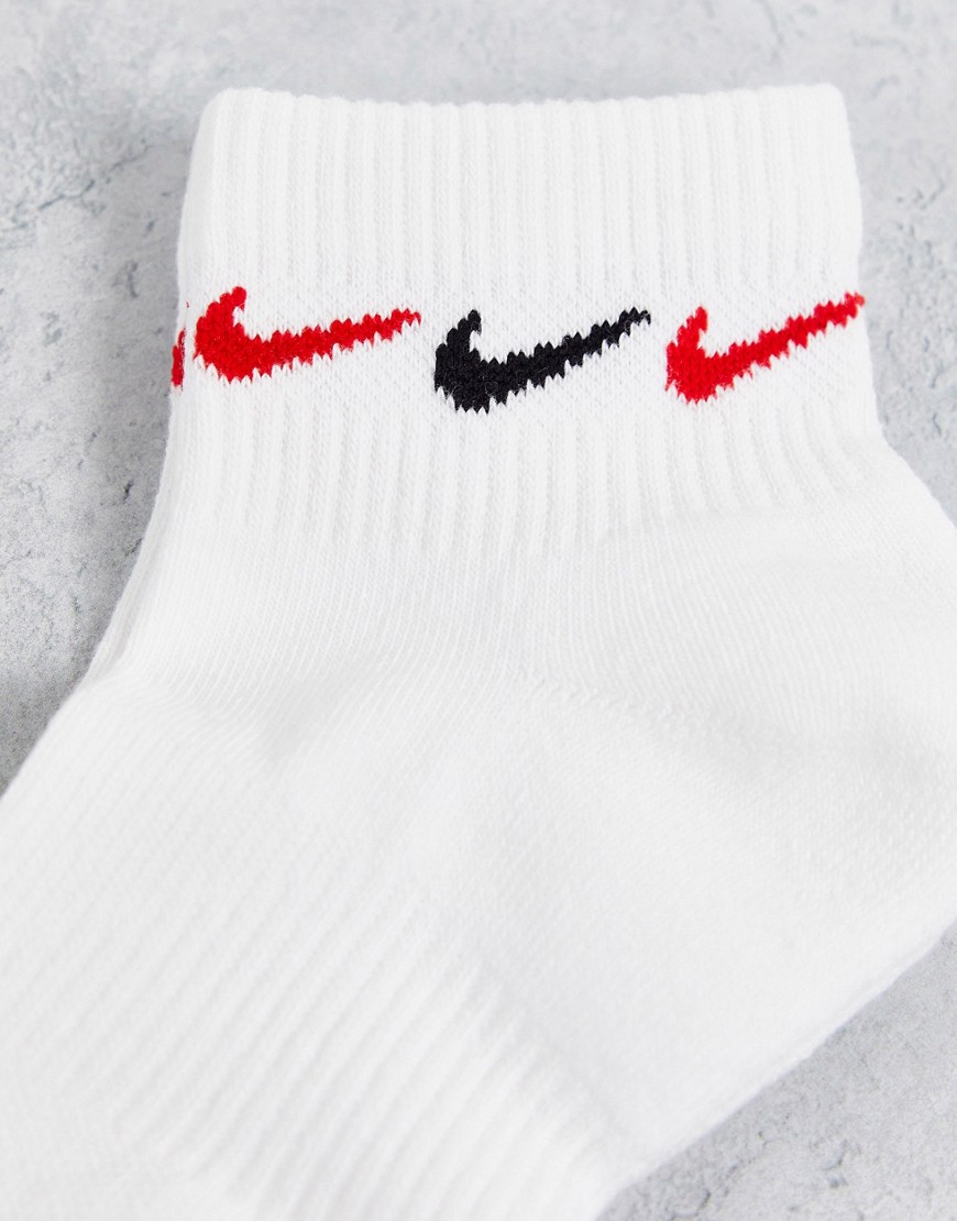 Nike-biale-skarpetki-z-logo-i-amortyzacja-defekt-S-3 Nike-biale-skarpetki-z-logo-i-amortyzacja-defekt-S