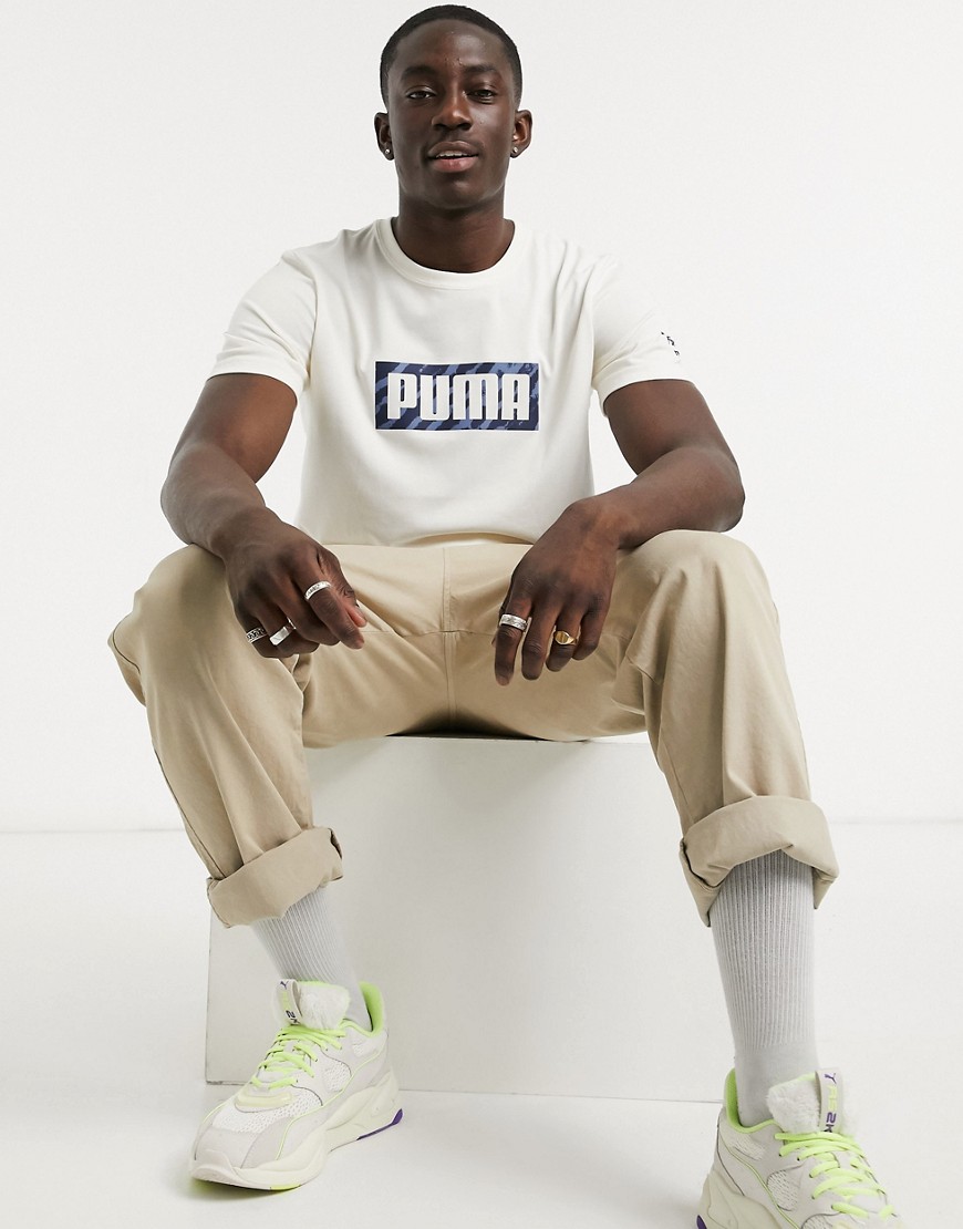 PUMA x Central Saint Martinsmęski t-shirt z logo na klatce piersiowej ivory defekt XL PUMA-x-Central-Saint-Martinsmeski-t-shirt-z-logo-na-klatce-piersiowej-ivory-defekt-XL