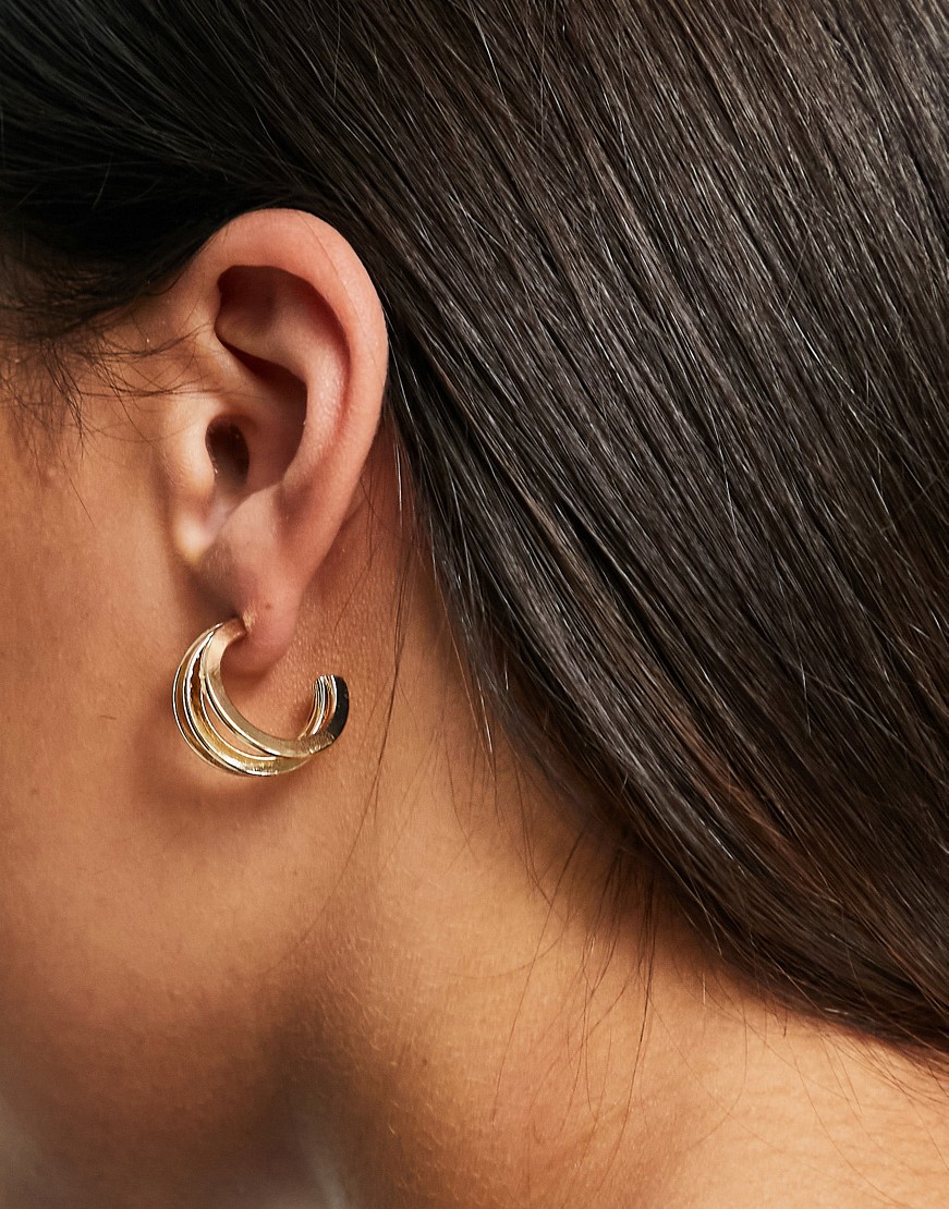 Pieces-kolczyki-z-trzema-kolkami-w-zlotym-kolorze-2 Pieces-kolczyki-z-trzema-kolkami-w-zlotym-kolorze