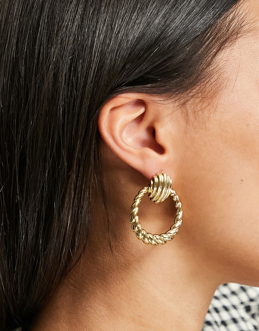 Pieces-skrecone-kolczyki-kola-oversize-w-kolorze-zlotym-2 Pieces-skrecone-kolczyki-kola-oversize-w-kolorze-zlotym