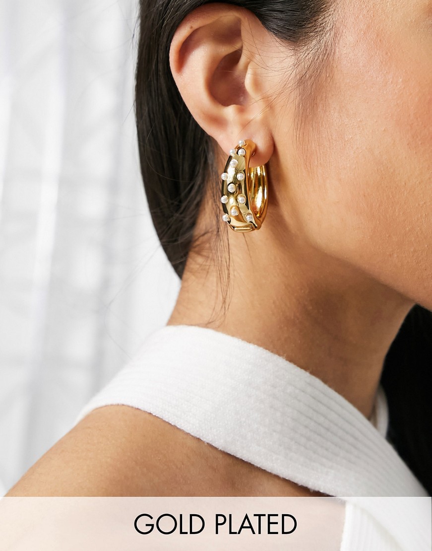 Pozłacany 14-karatowym złotem kolczyk koło z imitacją pereł Pozlacany-14-karatowym-zlotem-kolczyk-kolo-z-imitacja-perel