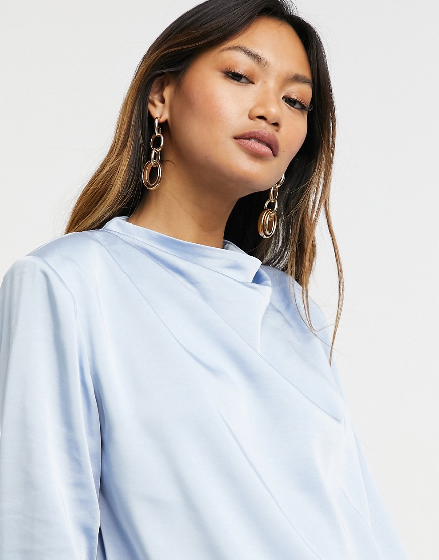 Pretty-Lavish-jasnoniebieska-satynowa-bluzka-z-lejacym-dekoltem-M-L-2 Pretty-Lavish-jasnoniebieska-satynowa-bluzka-z-lejacym-dekoltem-M-L