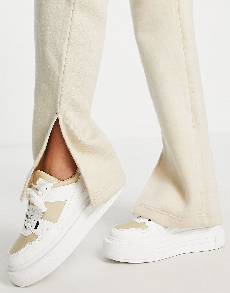 Rebellious-Fashion-bezowe-joggersy-z-szerokimi-nogawkami-i-rozcieciem-z-przodu-40-2 Rebellious-Fashion-bezowe-joggersy-z-szerokimi-nogawkami-i-rozcieciem-z-przodu-40