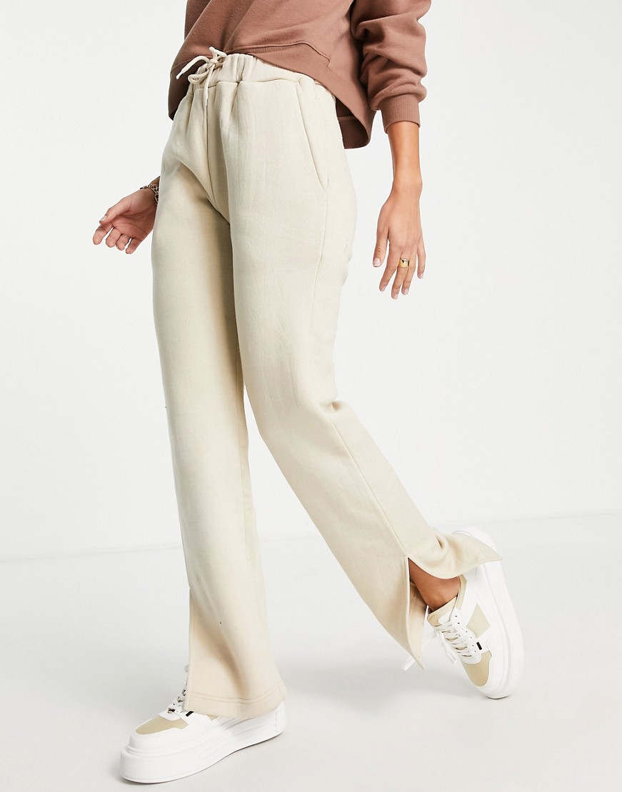 Rebellious-Fashion-bezowe-joggersy-z-szerokimi-nogawkami-i-rozcieciem-z-przodu-40-3 Rebellious-Fashion-bezowe-joggersy-z-szerokimi-nogawkami-i-rozcieciem-z-przodu-40