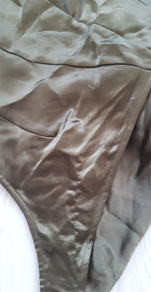 Satynowa-Sukienka-khaki-midi-z-drapowanym-tylem-defekt-M-38-4 Satynowa-Sukienka-khaki-midi-z-drapowanym-tylem-defekt-M-38