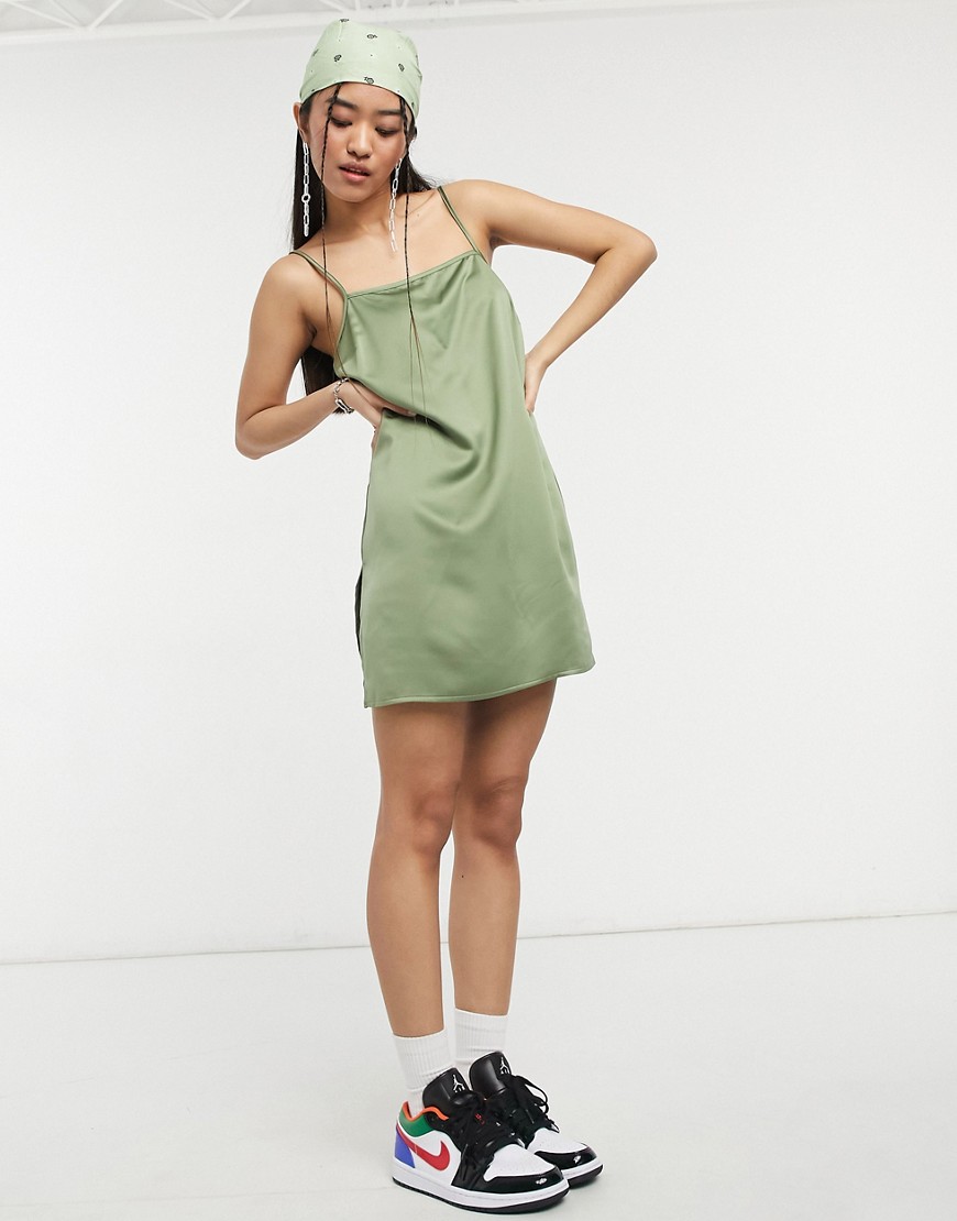 Satynowa-sukienka-mini-na-ramiaczkach-z-rozcieciem-na-udzie-khaki-defekt-38-3 Satynowa-sukienka-mini-na-ramiaczkach-z-rozcieciem-na-udzie-khaki-defekt-38