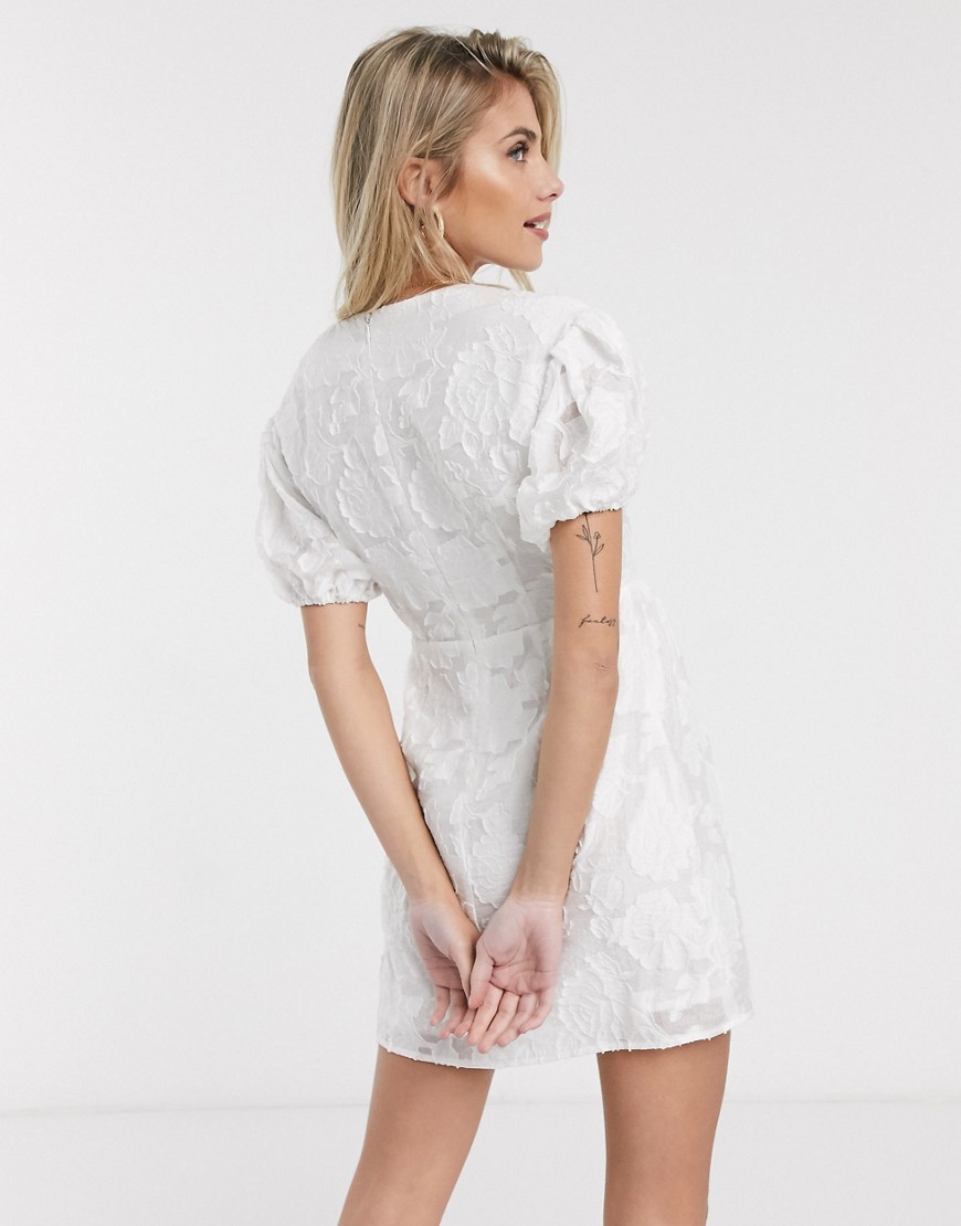Skylar-Rose-biala-sukienka-teksturowy-materialw-kwiaty-XL-1 Skylar-Rose-biala-sukienka-teksturowy-materialw-kwiaty-XL