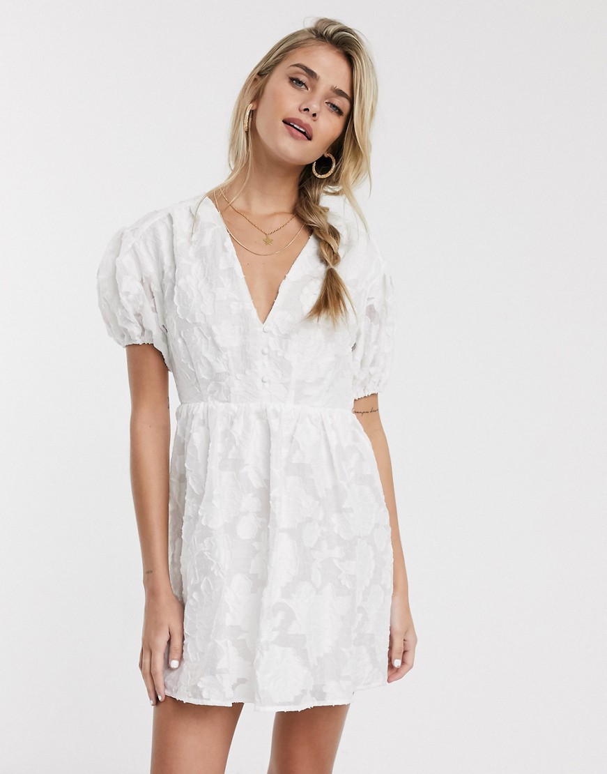 Skylar Rose biała sukienka teksturowy materiałw kwiaty XL Skylar-Rose-biala-sukienka-teksturowy-materialw-kwiaty-XL