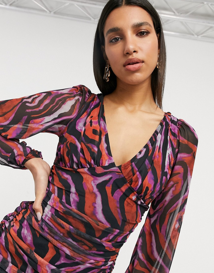Sukienka-mini-w-wzor-paskow-zebry-z-dlugim-rekawem-i-glebokim-dekoltem-plus-size-46-2 Sukienka-mini-w-wzor-paskow-zebry-z-dlugim-rekawem-i-glebokim-dekoltem-plus-size-46
