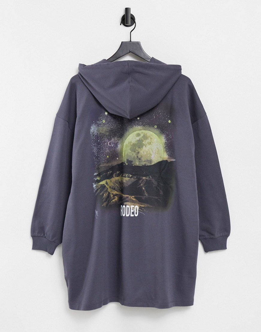 Grafitowa sukienka mini dresowa oversize z kapturem i nadrukiem na plecach 46 Szara-sukienka-mini-dresowa-oversize-z-kapturem-i-nadrukiem-na-plecach-46