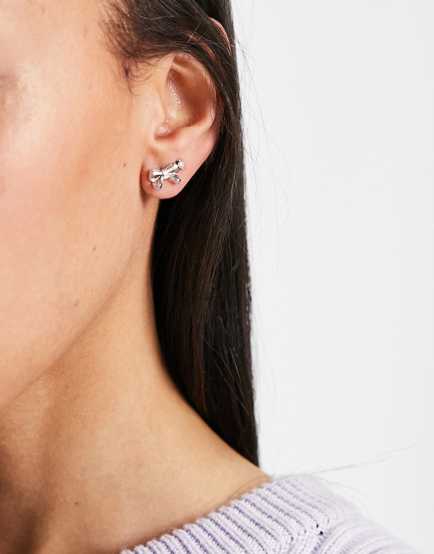 Ted-Baker-Pollay-male-kolczyki-wkrety-w-ksztalcie-kokardek-srebrny-kolor-1 Ted-Baker-Pollay-male-kolczyki-wkrety-w-ksztalcie-kokardek-srebrny-kolor