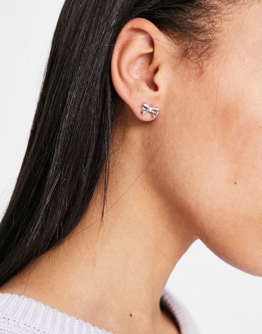 Ted-Baker-Pollay-male-kolczyki-wkrety-w-ksztalcie-kokardek-srebrny-kolor-2 Ted-Baker-Pollay-male-kolczyki-wkrety-w-ksztalcie-kokardek-srebrny-kolor