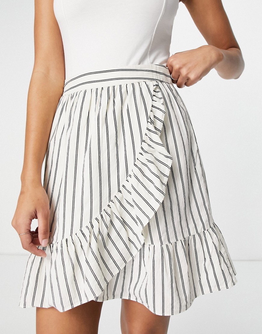 Vero-Moda-Biala-kopertowa-spodnica-mini-w-paski-z-falbanka-2XL-2 Vero-Moda-Biala-kopertowa-spodnica-mini-w-paski-z-falbanka-2XL
