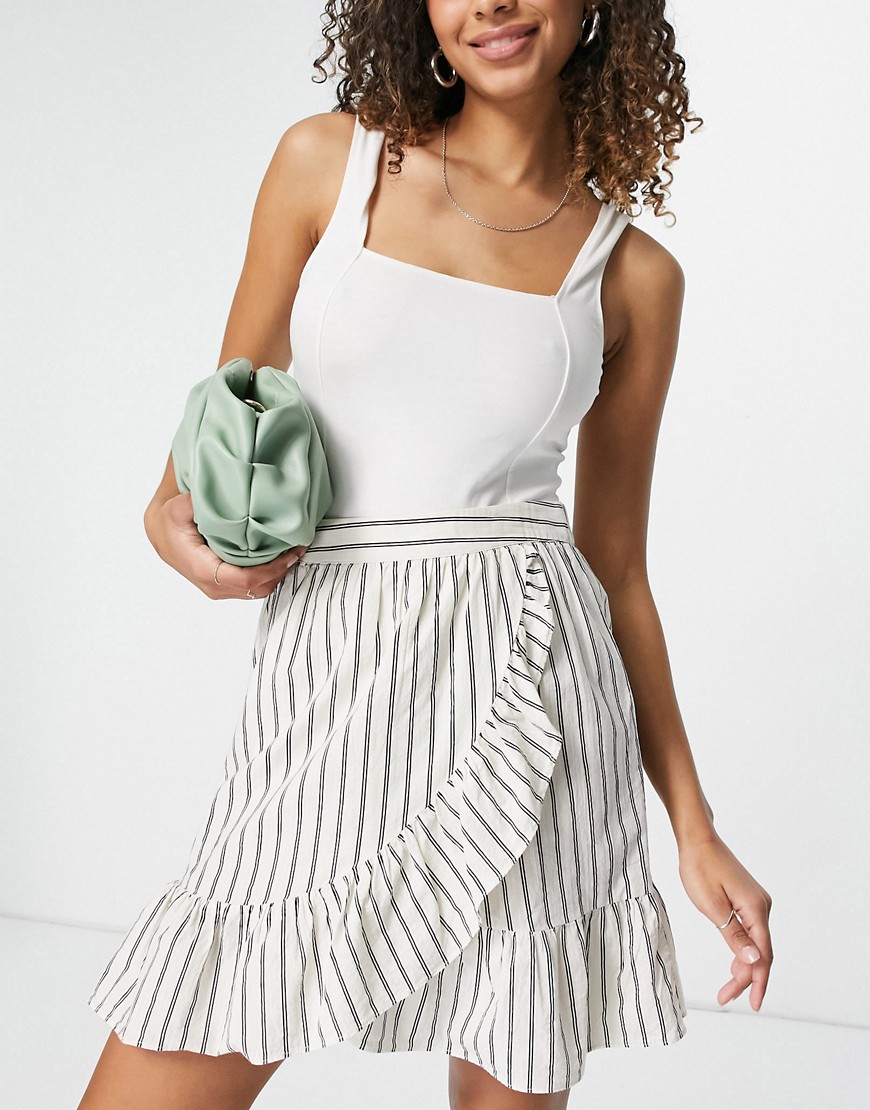 Vero Moda Biała kopertowa spódnica mini w paski z falbanką 2XL Vero-Moda-Biala-kopertowa-spodnica-mini-w-paski-z-falbanka-2XL