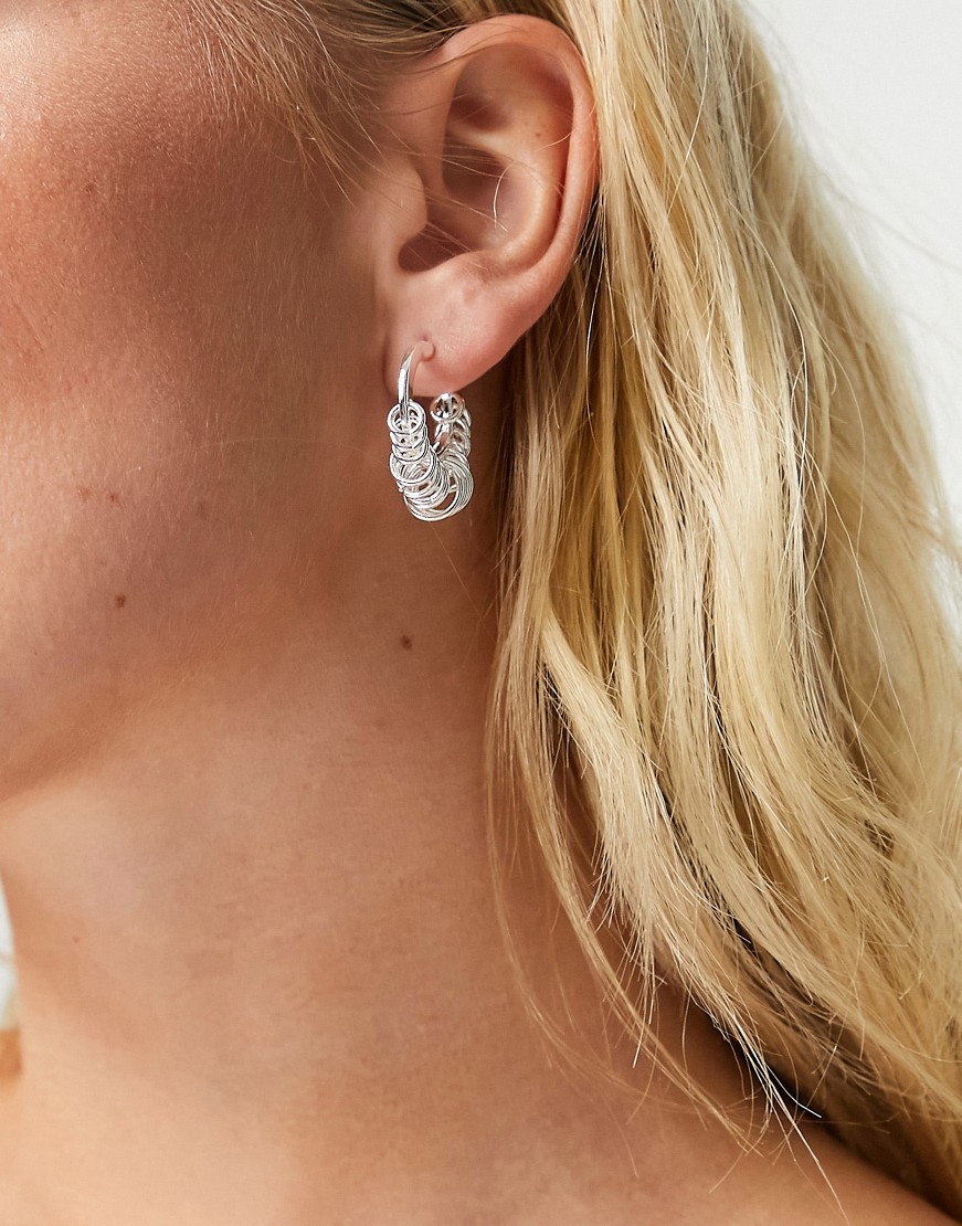 Weekday Fiona kolczyki koła z okrągłymi zawieszkami w kolorze srebrnym Weekday-Fiona-kolczyki-kola-z-okraglymi-zawieszkami-w-kolorze-srebrnym