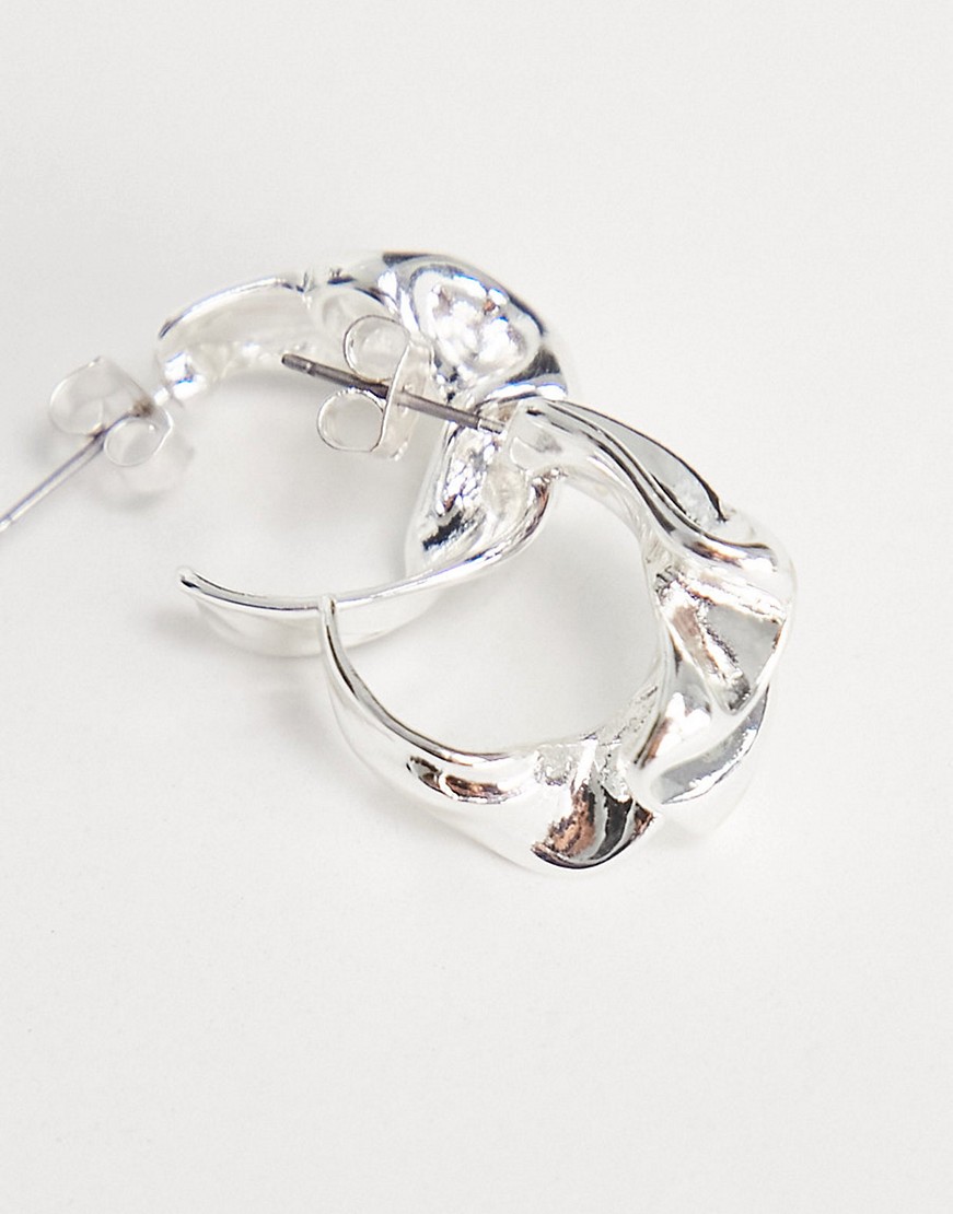 Weekday-Rosa-masywne-pofalowane-kolczyki-kola-w-srebrnym-kolorze-7 Weekday-Rosa-masywne-pofalowane-kolczyki-kola-w-srebrnym-kolorze