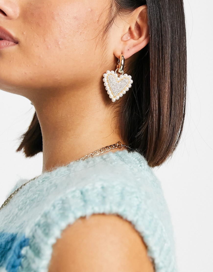 Wiszace-kolczyki-w-ksztalcie-serc-z-perlami-zlote-3 Wiszace-kolczyki-w-ksztalcie-serc-z-perlami-zlote