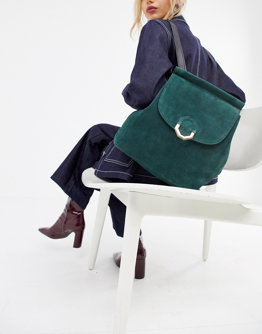 Zielony-zamszowy-plecak-z-osmiokatnym-koleczkiem-2 Zielony-zamszowy-plecak-z-osmiokatnym-koleczkiem