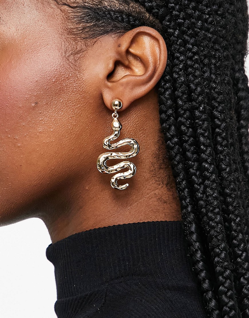 Zlote-kolczyki-z-zawieszka-w-ksztalcie-weza-6 Zlote-kolczyki-z-zawieszka-w-ksztalcie-weza