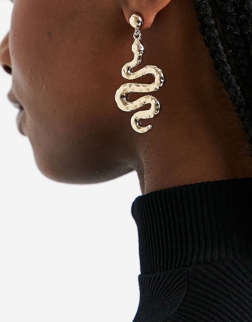 Zlote-kolczyki-z-zawieszka-w-ksztalcie-weza-7 Zlote-kolczyki-z-zawieszka-w-ksztalcie-weza