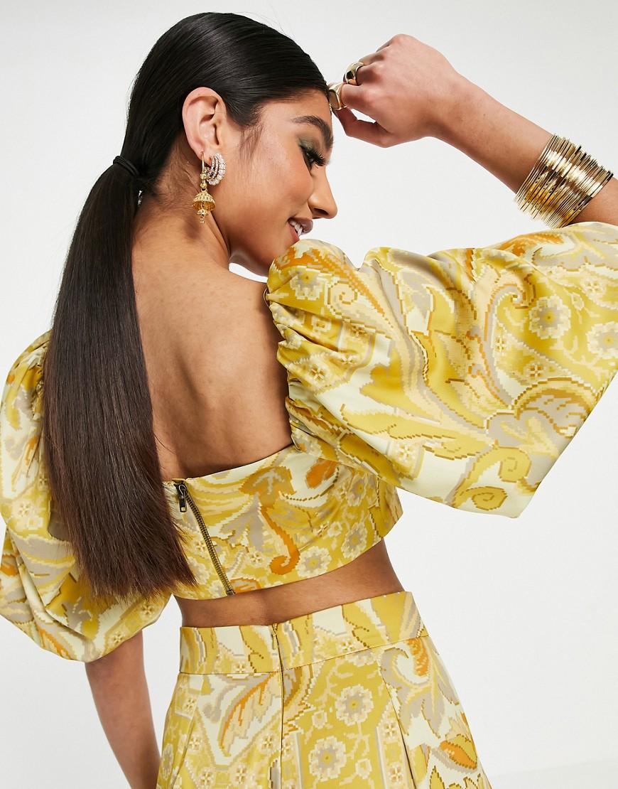 Zolty-drapowany-top-o-krotkim-fasonie-z-odslonietymi-ramionami-i-wzorem-lisci-36-1 Zolty-drapowany-top-o-krotkim-fasonie-z-odslonietymi-ramionami-i-wzorem-lisci-36