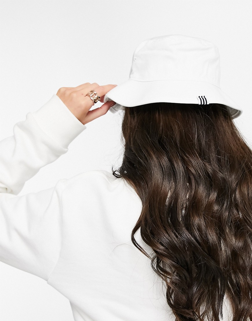 adidas-Originals-bialy-kapelusz-typu-bucket-z-logo-one-size-3 adidas-Originals-bialy-kapelusz-typu-bucket-z-logo-one-size