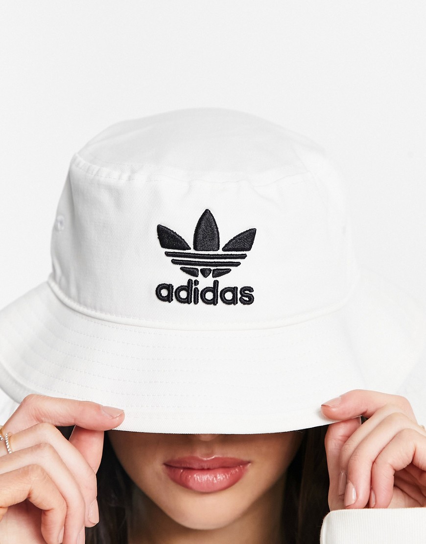 adidas Originals biały kapelusz typu bucket z logo defekt one size adidas-Originals-bialy-kapelusz-typu-bucket-z-logo-one-size