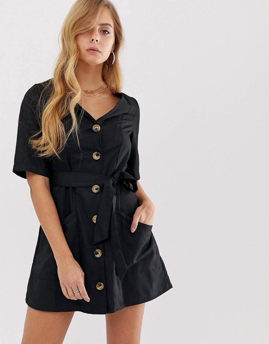 boohoo Czarna Sukienka mini wiązana z paskiem brak guzików S 36 boohoo-Czarna-Sukienka-mini-wiazana-brak-guzikow-S-36